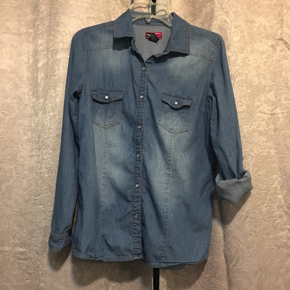 Light weight denim shirt sz L with snaps 😏